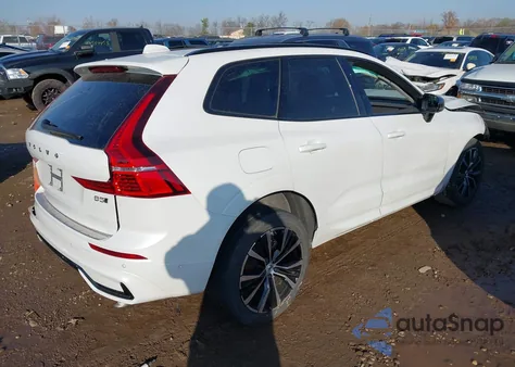 2025 Volvo Xc60 B5 Plus z USA, uszkodzony, nr VIN YV4M12RC1S1056501